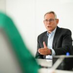 CEO Suzano Walter Schalka trong cuộc phỏng vấn với Bloomberg. Ảnh: Bloomberg