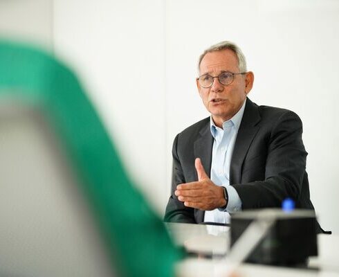 CEO Suzano Walter Schalka trong cuộc phỏng vấn với Bloomberg. Ảnh: Bloomberg