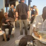 Swift và Healy (góc phải) nắm tay bước vào khách sạn. Ảnh: Instagram @emilyadorestay