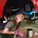 Sweeney thay bánh xe tại gara. Ảnh: Instagram Sydney Sweeney