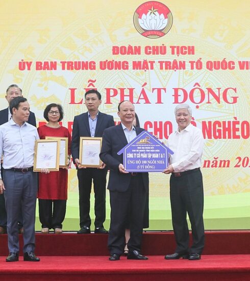 Ông Nguyễn Tất Thắng (đứng giữa) - Chủ tịch HĐQT Tập đoàn T&T Group trao tặng hỗ trợ cho hộ nghèo tỉnh Điện Biên. Ảnh: T&T Group