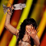 Loreen nâng cup chiến thắng tối 13/5. Ảnh: PA