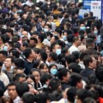 Cảnh tượng đông đúc tại một hội chợ việc làm ở Trùng Khánh, ngày 11/4/20023. Ảnh: CNN