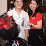 Thành Lộc chụp hình cùng khán giả trong đêm hòa nhạc tối 6/5. Ảnh