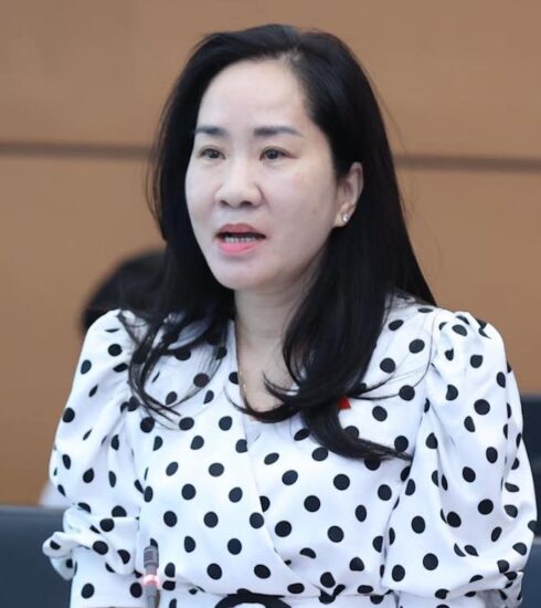 Bà Đoàn Thị Thanh Mai, Phó chủ nhiệm Ủy ban Kinh tế phát biểu tại thảo luận ở tổ về kinh tế xã hội, sáng 23/5. Ảnh: Như Ý