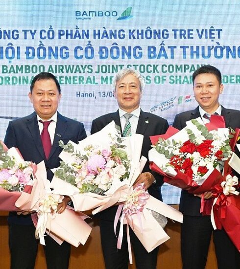Ông Lê Thái Sâm (ngoài cùng bên phải) thời điểm ra mắt cùng HĐQT mới của Bamboo Airways tháng 8/2022. Ảnh: BAV