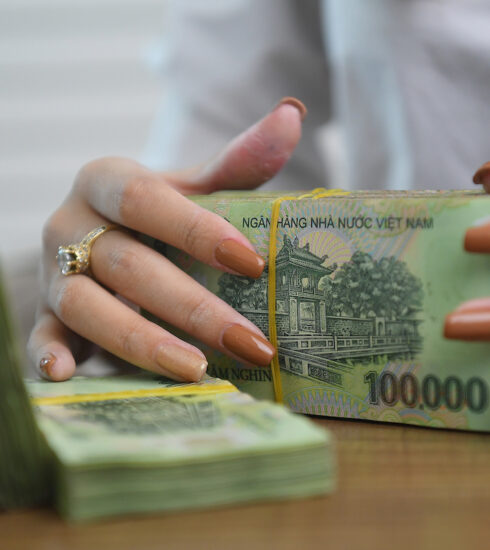 Khách hàng giao dịch tại một ngân hàng thương mại ở Hà Nội. Ảnh: Giang Huy