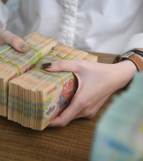 Giao dịch tiền mặt tại chi nhánh một ngân hàng thương mại ở Hà Nội. Ảnh: Giang Huy