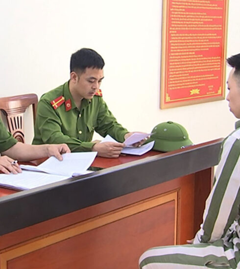 Phạm nhân Tùng (áo sọc) làm thủ tục ra trại. Ảnh: BVPL