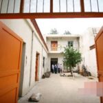 Cảnh sát điều tra tại ngôi nhà xảy ra án mạng, trên sân có chiếc gối dính máu được Hàn Yến vứt xuống để cầu cứu. Ảnh: People