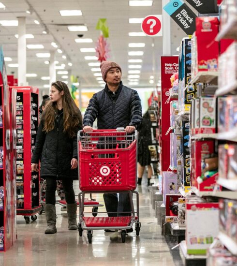 Người dân mua sắm trong một siêu thị của Target ở Illinois (Mỹ). Ảnh: Reuters