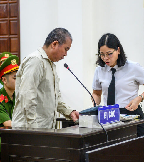 Bị cáo Vi văn Phượng xác định ảnh chụp chiếc áo cơ quan điều tra thu tại hiện trường năm 2012. Ảnh: Danh Lam