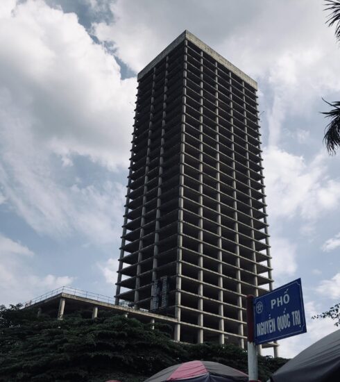 Tháp Vicem xây dựng dở dang sau đó bị đắp chiếu 8 năm qua. Ảnh: Ngọc Thành