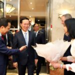 Chủ tịch nước Võ Văn Thưởng đến London ngày 4/5. Ảnh: TTXVN