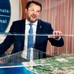 Bộ trưởng Cơ sở hạ tầng Italy Matteo Salvini thảo luận về dự án cầu treo. Ảnh: Marco Ravagli