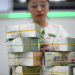 Giao dịch tại một ngân hàng cổ phần có trụ sở ở Hà Nội, sáng 14/11/2022. Ảnh: Thanh Tùng