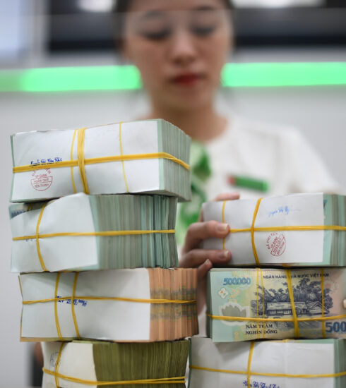 Giao dịch tại một ngân hàng cổ phần có trụ sở ở Hà Nội, sáng 14/11/2022. Ảnh: Thanh Tùng