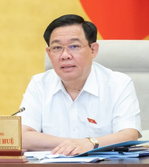 Chủ tịch Quốc hội Vương Đình Huệ phát biểu tại phiên họp Uỷ ban Thường vụ Quốc hội sáng 13/5. Ảnh: Hoàng Phong