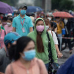 Công nhân Pou Yuen tan ca hồi giữa tháng 10/2021. Ảnh: Thành Nguyễn