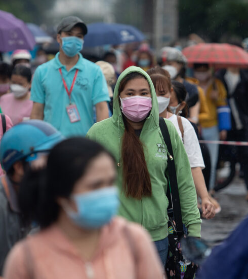 Công nhân Pou Yuen tan ca hồi giữa tháng 10/2021. Ảnh: Thành Nguyễn