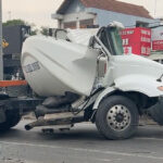Cabin xe đầu kéo biến dạng khi bị cuộn thép lăn qua. Ảnh: Thanh Tiến