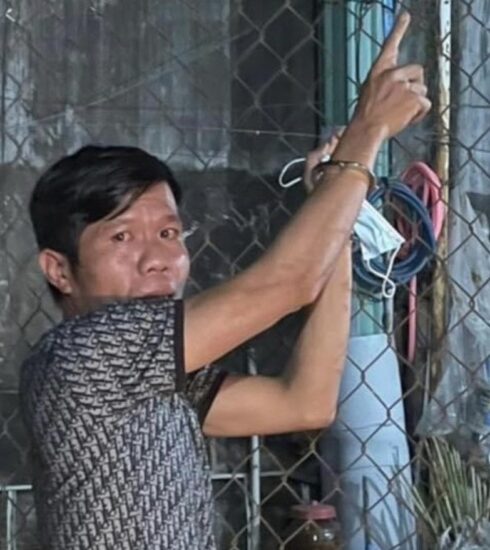 Lĩnh được đưa lại hiện trường khám nghiệm. Ảnh: Yên Khánh