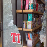 Cửa kính siêu thị bị kẻ gian đập vỡ để đột nhập vào trong. Ảnh: Hà Hoài