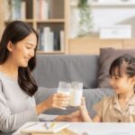 Sữa chứa nhiều canxi nên được nhiều mẹ lựa chọn cho con uống để phát triển chiều cao. Ảnh: XIN NGUỒN