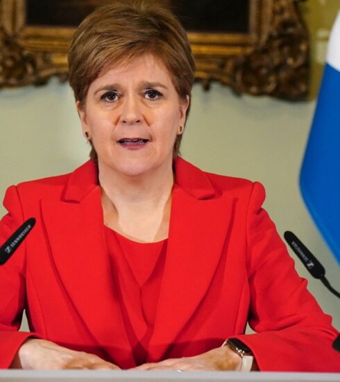 Bà Nicola Sturgeon phát biểu trong một cuộc họp báo ở Edinburgh, Scotland, hôm 15/2. Ảnh: AFP