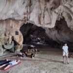 Nhiều người dân vào hang Trầm, xã Phụng Châu tránh nóng, chiều 6/6. Ảnh: Gia Chính