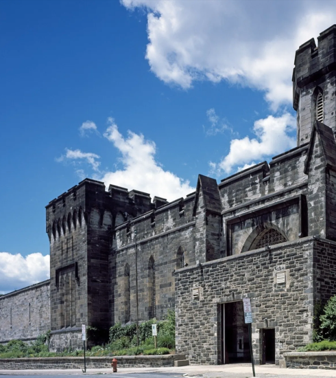 Cổng chính của ESP với quy mô được ví như thành trì kiên cố của một đế chế. Ảnh: Legend of America