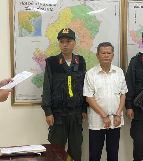 Ông Nghĩa nghe lệnh bắt tạm giam sáng nay. Ảnh: Thái Hà