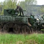 Kíp xe thiết giáp BTR-4E Ukraine huấn luyện ở tỉnh Kharkov hồi tháng 4. Ảnh: AFP