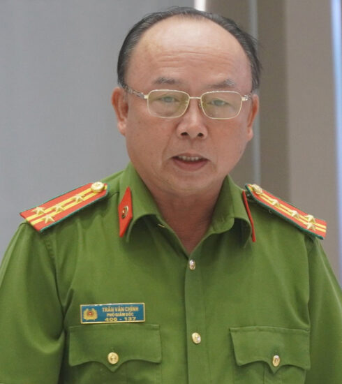 Đại tá Trần Văn Chính thông tin vụ án trong buổi họp báo UBND tỉnh Bình Dương chiều 7/6. Ảnh: Phước Tuấn