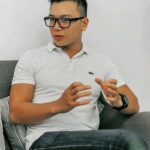 Clement Cuong Herissard trong quán cà phê ở quận 10, TP HCM, ngày 4/6. Ảnh: Ngọc Ngân