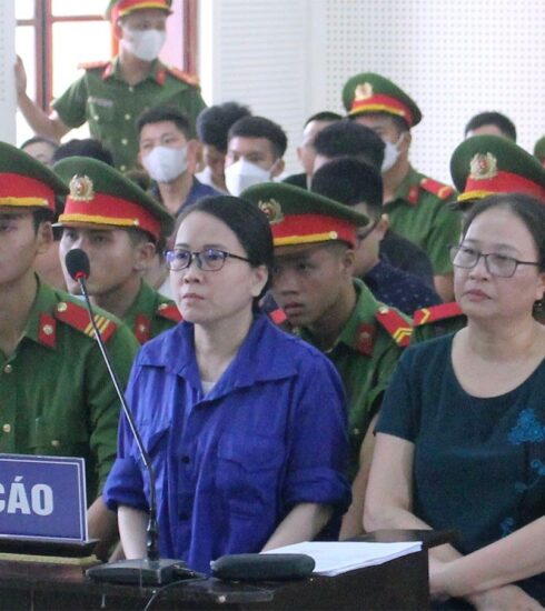 Bị cáo Dung (hàng đầu, ngồi giữa) tại phiên xử sáng nay. Ảnh: Đức Hùng