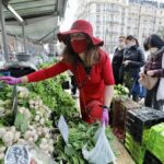 Quầy rau tại một khu chợ ở Nice (Pháp). Ảnh: Reuters