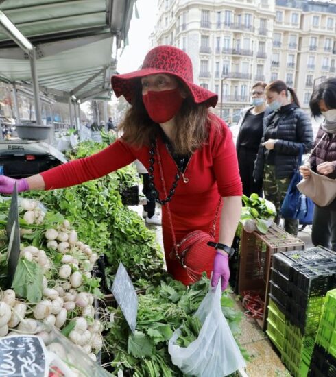 Quầy rau tại một khu chợ ở Nice (Pháp). Ảnh: Reuters