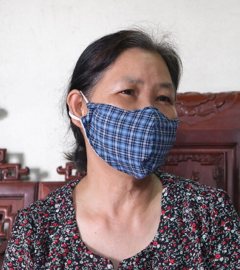 Chồng mất sau khi mất nhà vì kinh doanh đa cấp, hiện bà Trương Thị Bản một mình tham gia hai vụ kiện.