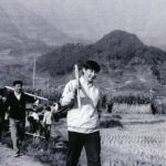 Ông Tập Cận Bình (ngoài cùng bên phải), khi đó là bí thư tỉnh ủy Ninh Đức, đi làm đồng trong chuyến công tác nông thôn năm 1988. Ảnh: Xinhua