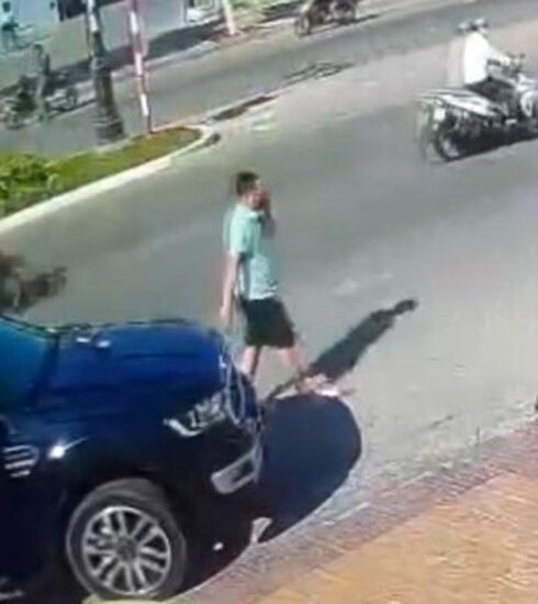 Cựu thiếu tá Hoàng Văn Minh bước xuống xe vừa đi vừa nghe điện thoại sau khi gây tai nạn khiến nữ sinh Hồ Hoàng Anh tử vong tại TP Phan Rang - Tháp Chàm. Ảnh:Cắt từ camera an ninh