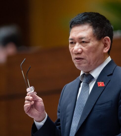 Bộ trưởng Tài chính Hồ Đức Phớc giải trình tại Quốc hội, chiều 1/6. Ảnh: Hoàng Phong