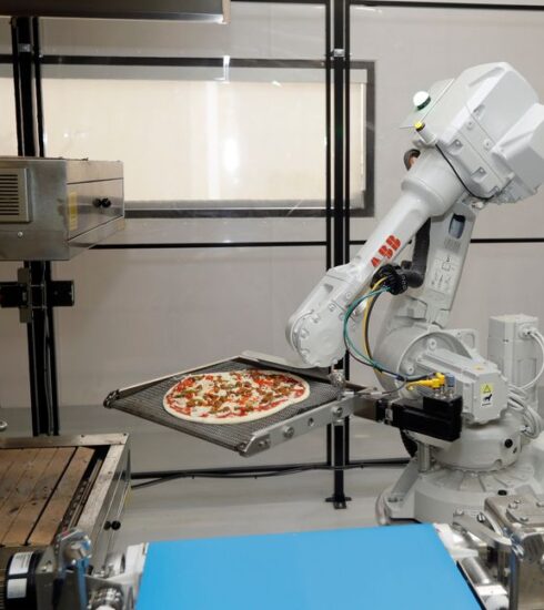 Robot làm bánh pizza của Zume. Ảnh: AP