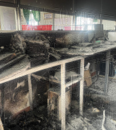 Bên trong trụ sở UBND xã Ia Tiêu đang được lực lượng chức năng thu dọn. Ảnh: Trần Hóa