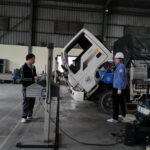 Kiểm tra xe tại một đơn vị kiểm định ở Hà Nội. Ảnh: Ngọc Thành