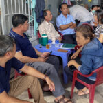 Nhiều tài xế, nhân viên soát vé xe buýt ở Đà Nẵng tập trung tại các quán cà phê cạnh điểm xuất bến, lãn công yêu cầu trả lương bị nợ từ tháng 2 đến nay. Ảnh: Ngọc Trường