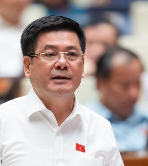 Bộ trưởng Công Thương Nguyễn Hồng Diên giải trình tại Quốc hội, chiều 1/6. Ảnh: Hoàng Phong