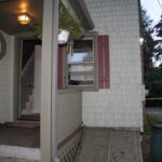 Hiên nhà của Donna Ongsiako, nơi cô phát hiện kẻ lạ mặt  đang cắt lưới cửa sổ giữa đêm. Ảnh: Monmouth County