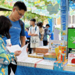 Trẻ em cùng phụ huynh xem sách thiếu nhi tại Đường sách Nguyễn Văn Bình. Ảnh: Mai Nhật