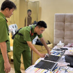 Cảnh sát kiểm tra các dữ liệu điện tử. Ảnh: Nhật Vy